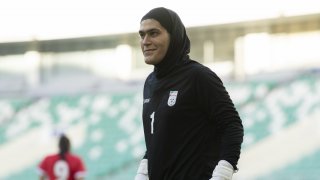 Вече от години витаят съмнения, че мъже се състезават в женския футбол на Иран. Нищо обаче не е доказано, а Зохре Кудаи яростно отрече обвиненията на йорданската федерация