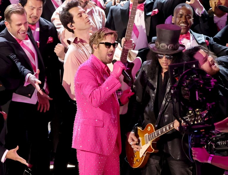 Слаш от Guns N' Roses се присъедини към Райън Гослинг при изпълнението на песента I'm Just Ken от филма "Барби".