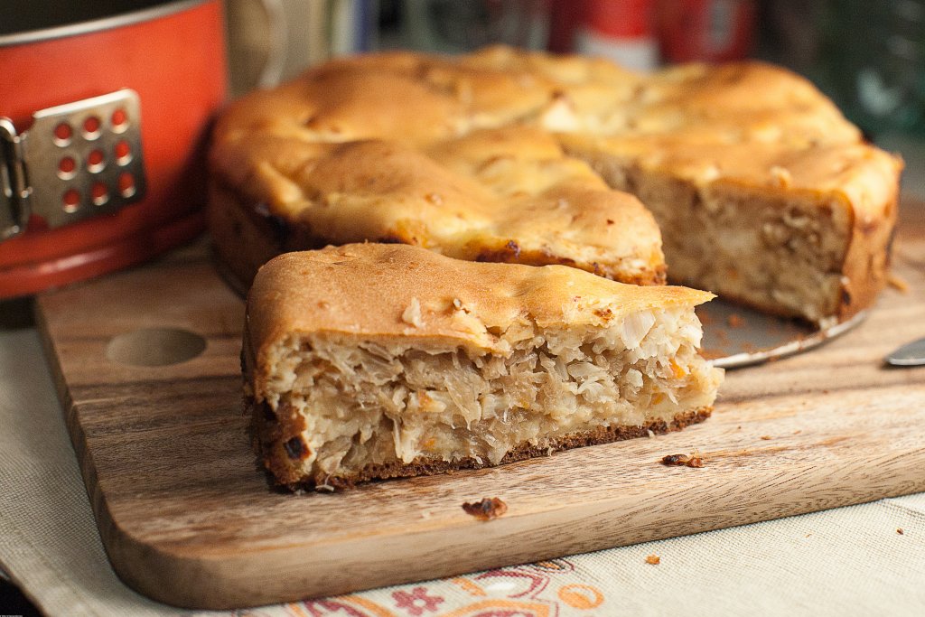 Руски зелникСкромен, но вкусен зелник по руски, който се сглобява като от само себе си. В дълбок тиган запържете глава лук и една малка зелка, нарязана на ивици. Гответе до омекване и отстранете от котлона, за да изстине добре, след което подправете със сол, пипер и копър. Добавете три твърдо сварени яйца, настъргани на ситно и бъркайте до получаването на хомогенна плънка.
Омесете меко и еластично тесто от 500 грама брашно, 250 грама вода, пакетче суха мая, лъжица сол и лъжица захар. Разделете на две топки, като с по-голямата застелете дъното на тавата и стените ѝ. Изсипете плънката от зеле и завийте с втората кора. Печете в добре загрята фурна на 180 градуса до златисто.
