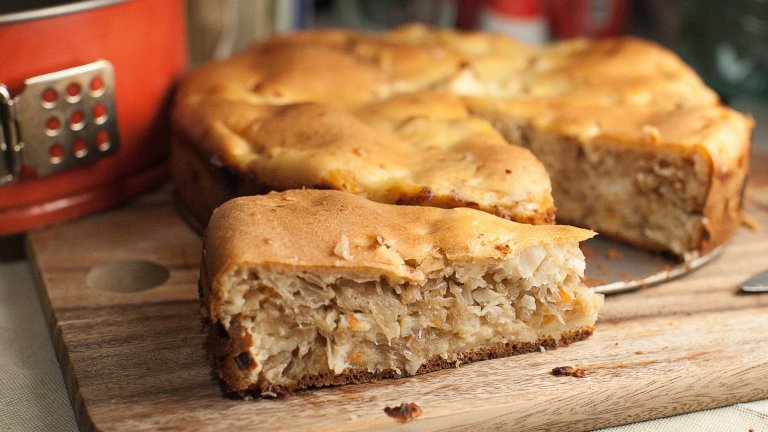 Руски зелникСкромен, но вкусен зелник по руски, който се сглобява като от само себе си. В дълбок тиган запържете глава лук и една малка зелка, нарязана на ивици. Гответе до омекване и отстранете от котлона, за да изстине добре, след което подправете със сол, пипер и копър. Добавете три твърдо сварени яйца, настъргани на ситно и бъркайте до получаването на хомогенна плънка.
Омесете меко и еластично тесто от 500 грама брашно, 250 грама вода, пакетче суха мая, лъжица сол и лъжица захар. Разделете на две топки, като с по-голямата застелете дъното на тавата и стените ѝ. Изсипете плънката от зеле и завийте с втората кора. Печете в добре загрята фурна на 180 градуса до златисто.