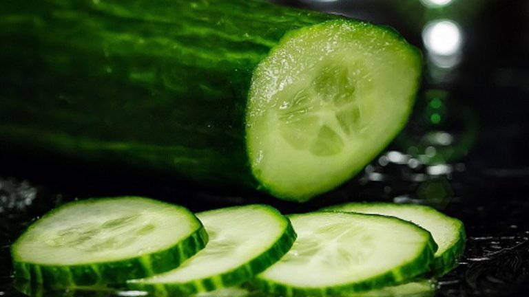 Краставици - 10 калории / 100 гр.
Богати на витамин К, витамин В, витамин С и магнезий. Помагат ви да избегнете недостига на голям брой хранителна стойност. Те съдържат уникални полифеноли и други съединения, които могат да помогнат за намаляването на риска от хронични заболявания.
Витамините от група В са известни с това, че помагат за намаляване на стреса и депресията. Освен това, краставиците съдържат много вода и фибри, които са водещите два фактора за добро храносмилане.