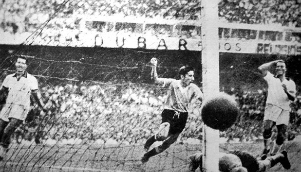 
10. Бразилия, 1950
Първите световни финали след края на Втората световна 

война. Бразилия е домакин и всички очакват титла за 

"селесао". В последния двубой бразилците се нуждаят 

от равенство срещу Уругвай, за да вдигнат световната 

купа, но губят с 1:2. Шампионатът ще се запомни и с 

шокиращата победа на САЩ над Англия.