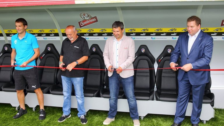 Треньорът на Виктория Пилзен ще дава наставления от гигантски бирен кен