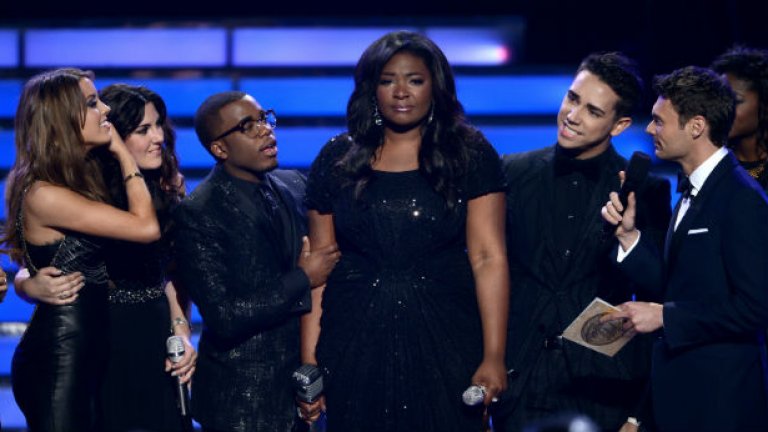 Победителката в American Idol 2013 Кандис Глоувър плаче, след като е узнала крайните резултати