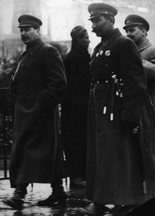 Сталин е със Семьон Будьони, един от първите маршали на Съветския съюз.