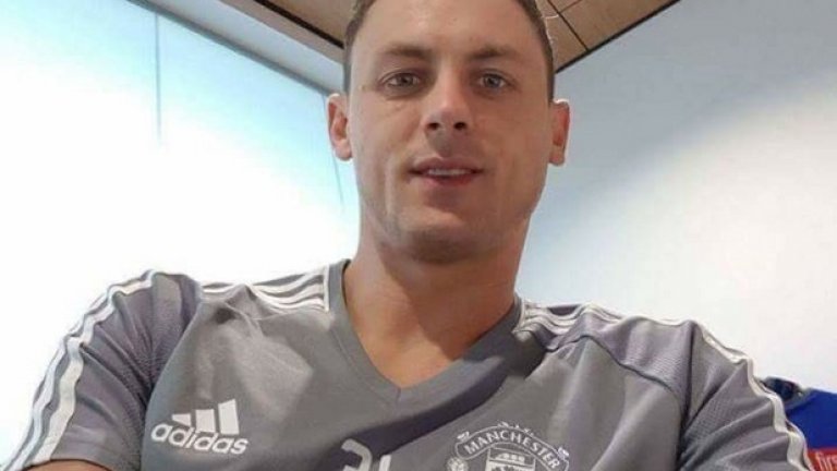 Тази снимка на Матич с екип на Юнайтед изтече в социалните мрежи, но трансферът още не е обявен официално. Някои привърженици смятат, че снимката е умел Photoshop фалшификат, но други са убедени в автентичността й