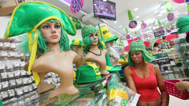 Магазините са пълни с артикули на Бразилия. Шапки - каквито и колкото пожелаете, дамски, мъжки... Все в жълто и зелено. 