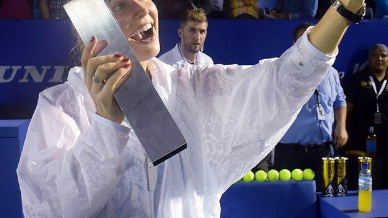 Селфи с купата - това започва да се превръща в класика в спорта. Каролине Вожнячки спечели турнира в Малайзия и не пропусна да спази новата традиция.