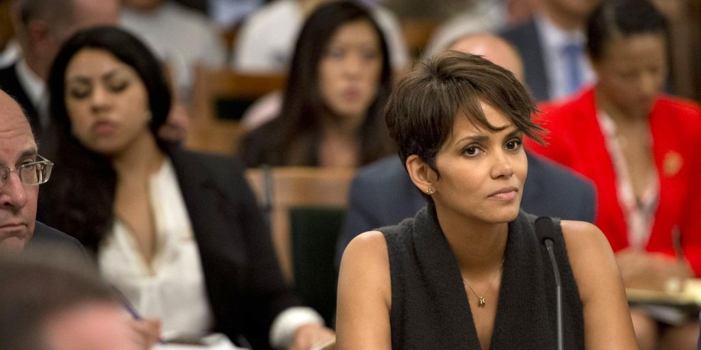 11. Помага да бъде прокаран закон, който забранява на папараците да снимат бебетата и децата на известните личности със светкавица.