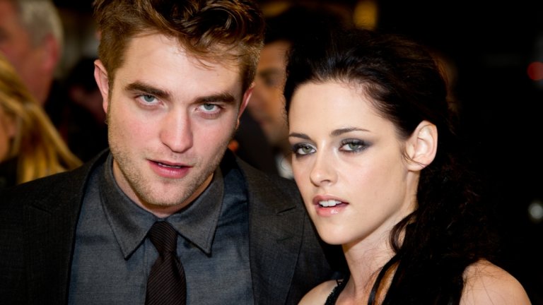 Кристен Стюарт изневери на Робърт Патинсън
Те бяха една от любимите двойки на тийнейджърите покрай филмите по книжната поредица "Здрач". Формулата "Заедно на екрана, заедно и в живота" обаче бързо изветрява. Скандалът тук се развихри, когато през лятото на 2012 г. се появиха папарашки снимки на Стюарт и Рупърт Сандърс, режисьор на филма "Снежанка и ловеца" с нейно участие (и женен по това време).
Актрисата се извини на Патинсън и двамата за кратко дори бяха отново заедно, въпреки че мнозина, включително и самият Доналд Тръмп, коментираха публично, че Патинсън не трябва да прощава измяната. Връзката на актьорите зад Бела и Едуард обаче приключи няколко месеца след повторното им събиране, а на Патинсън днес не би трябвало да му пука - все пак вече е Батман.