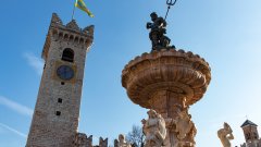 Италианският град, който "съди" политиците си и ги хвърля в клетка в реката