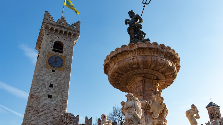 Италианският град, който "съди" политиците си и ги хвърля в клетка в реката