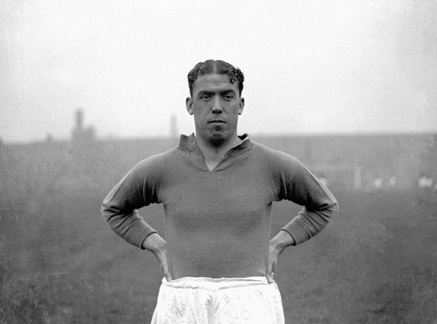 Дикси Дийн, Евертън - 383 гола
Край "Гудисън парк" има статуя на Дикси Дийн. През 1928 г. бележи 85 гола в 60 мача. 