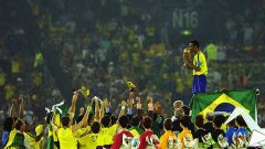 След секунди Кафу ще целуне световната купа. През 2002 г. Бразилия спечели титлата за пети път, а героят Роналдо нареди този отбор като втория най-велик тим на Бразилия след формацията от 1970 г. Помните ли звездите от Йокохама? Вижте в галерията...