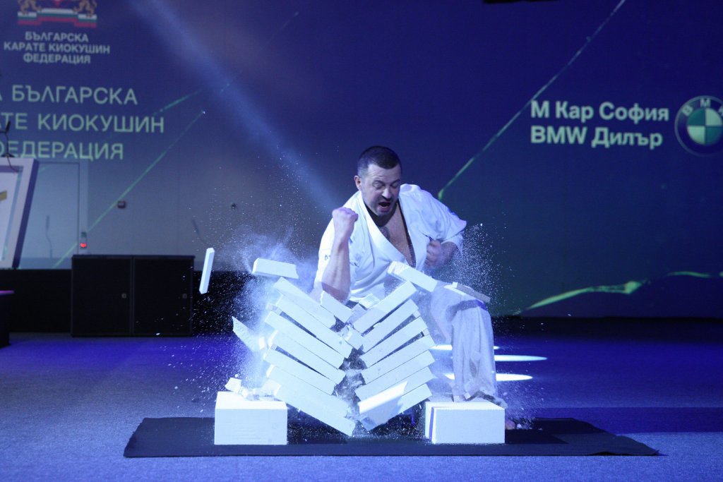 Част от зрелищната демонстрация на Българската карате киокушин федерация на церемонията „Златен пояс“ през 2019 година