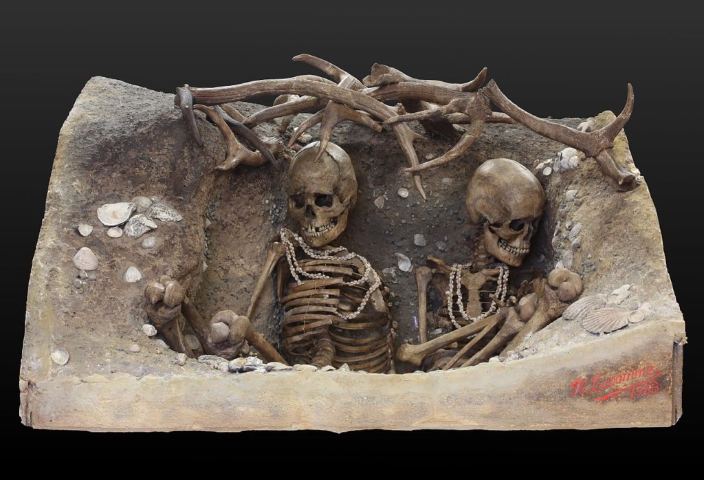 1280px-Burial_IMG_1858
