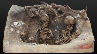 1280px-Burial_IMG_1858