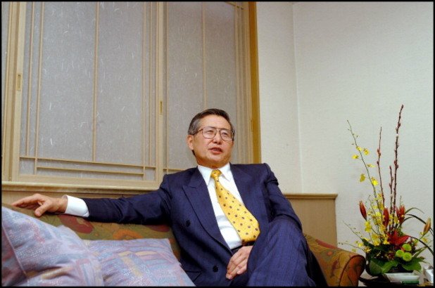  Алберто Фуджимори 


 Алберто Фуджимори е президент на Перу в продължение на 10 години – между 1990 г. и 2000 г. Той се ползва с висок рейтинг и значително помага за икономическото възстановяване на страната – това е едната страна на монетата. Тъй като е от японски произход, президентът бяга в Токио, след като разследването за корупция срещу него е разсекретено и става публично достояние. 

 В продължение на 5 години той живее в „изгнание“, а междувременно опитва да подаде оставка, но парламентът отказва и започва отделна процедура по импийчмънт. Япония обаче отказва да предаде Фуджимори на Перу. Многобройните искания за екстрадиция на прокурорите в Лима не са уважени, но самият президент прави грешката да посети Чили, където е задържан и предаден на правосъдието в Перу. 

 Делата срещу него започват през 2007-ма година. Той е осъден на 7 години и половина затвор заради източване на държавни пари, на 6 години затвор заради корупция и вземане на подкупи. Обвинен е също в погазване на човешките права, убийства и отвличане, заради което е осъден на 25 години затвор. Последното се свързва с потушаването на маоистката бунтовническа организация „Сендеро Луминосо“.

 Семейството му прави многократни опити да издейства помилване на Фуджимори, тъй като в затвора здравословното състояние на възрастния мъж значително се влошава. Той така и не успява да се измъкне от затвора.