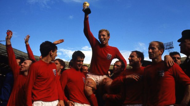 Англия 1966 г. ,резервен екип. Това е червената фланелка, с която "трите лъва" на великия Боби Муур все пак вдигат световната купа у дома.