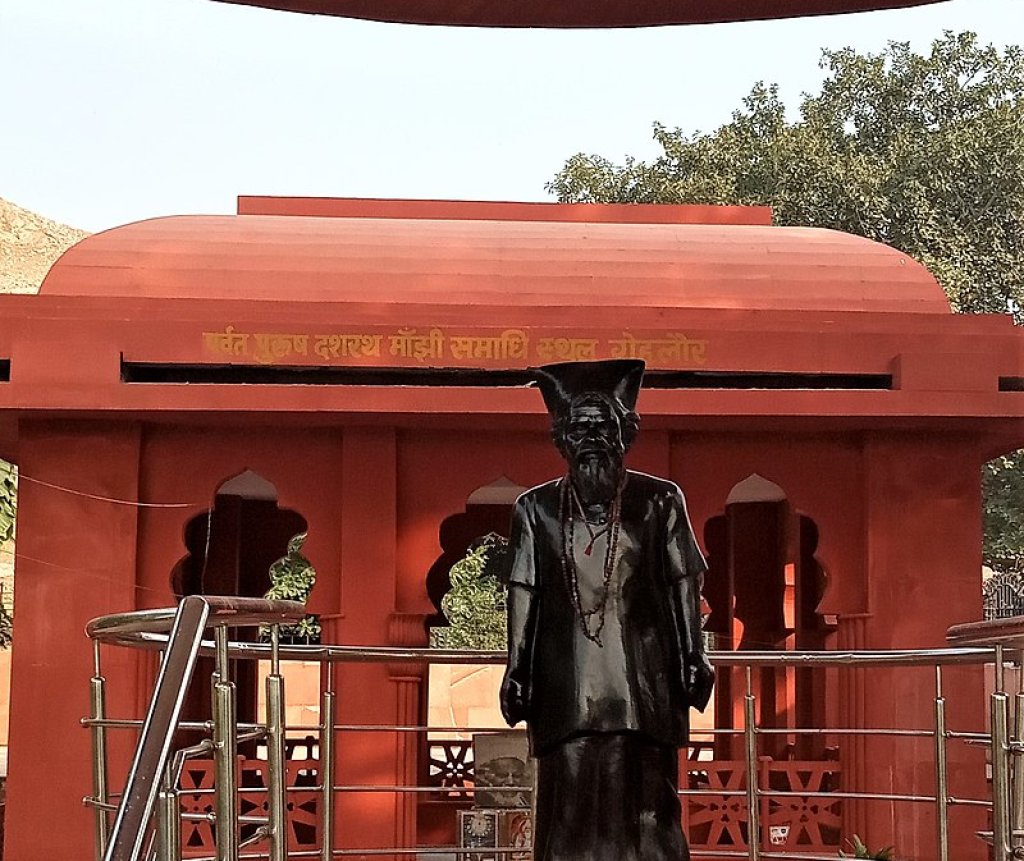 800px-Statue_of_Dashrath_Manjhi_in_front_of_his_memorial_at_Gehlaur_IMG_20191127_145011