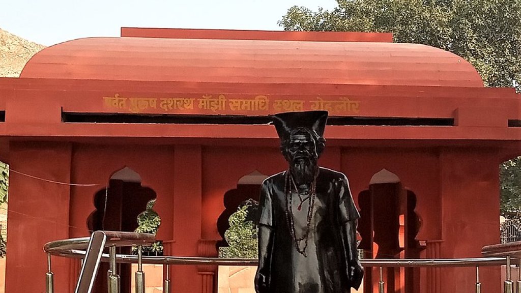 800px-Statue_of_Dashrath_Manjhi_in_front_of_his_memorial_at_Gehlaur_IMG_20191127_145011
