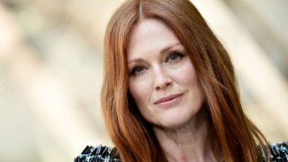 One of the most awarded women in cinema is turning 60! Julianne Moore and her emotional roles brought her not only world fame, but also the love of millions of fans. With more than 70 titles under her belt, she has a lot to brag about, but retains that shy modesty that makes her fans love her. On the occasion of her personal celebration, we look at the curious moments in her life. See them in the gallery: 
