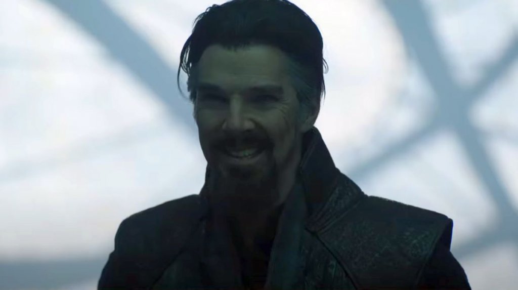 „Доктор Стрейндж в Мултивселената на лудостта“ (Doctor Strange in the Multiverse of Madness, 2022)
Действието се задвижва от отчаяния опит на Уанда Максимоф (Алената вещица) да използва забранената книга „Даркхолд“, за да намери вселена, в която може да бъде със своите деца, дори с цената на унищожението на други светове. Филмът е изключително важен за сюжета напред, защото въвежда концепцията за „врязванията“ -  катастрофални сблъсъци на цели измерения, които заплашват да заличат реалността. Тук виждаме за първи път Рийд Ричардс от Илюминатите, както и мистериозното отпътуване на Стрейндж да поправи щетите във времепространството.