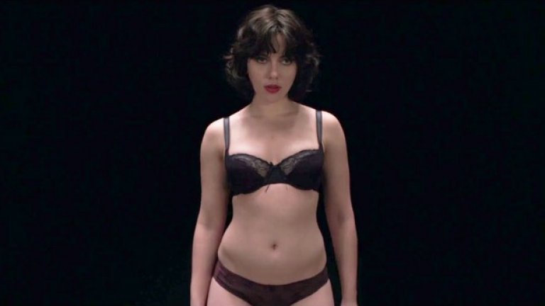Under The Skin (2013) 
Може и да не е хорър в най-кръвожадния смисъл, а по-скоро научнофантастичен трилър, но предостатъчно смразяващ и подходящ за празника. В него Скарлет Йохансон играе ненаситна извънземна, тръгнала на лов за невинни шотландски мъже.
Звучи по-скоро съблазнително, отколкото страшно? Но режисьорът Джонатан Глейзър, известен основно с музикалните си клипове, е направил от тази история нещо неочаквано въздействащо, избягващо всички клишета на жанра. А при почти пълното отсъствие на реплики, Скарлет Йохансон създава образ, който няма да ви се иска да срещате на живо.