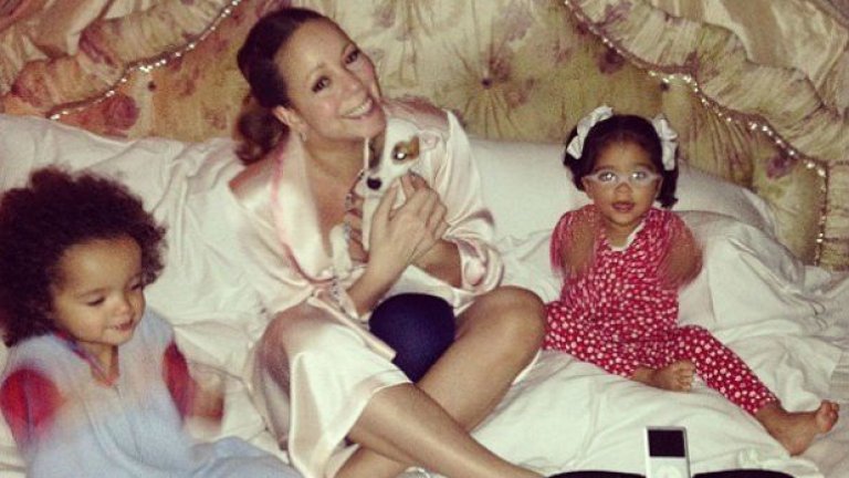 Марая Кери е вкъщи с децата и чака завръщането на мъжа си Ник Канън