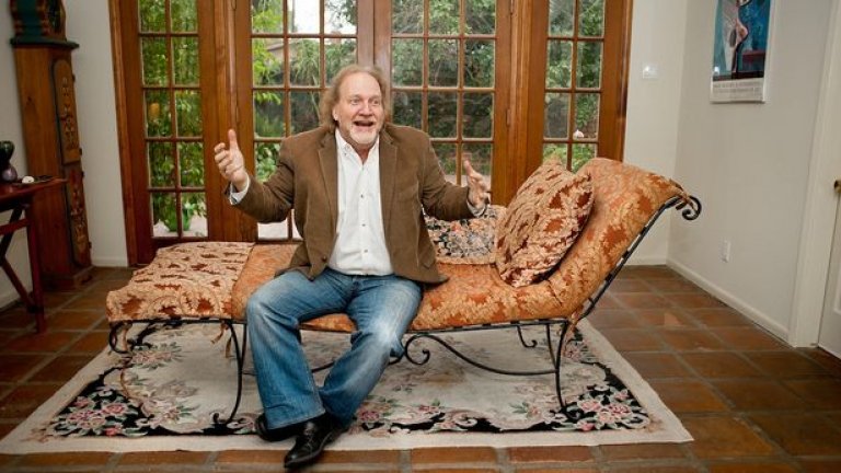 Отклонените от нормата (а тя е условна) индивиди се изолират и преминават в друг режим на функциониране. В някакъв смисъл престават да бъдат пред очите на всички, и се скриват от погледа.