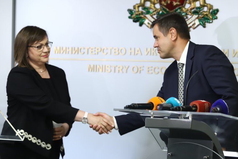 Корнелия Нинова предава властта в Министерството на икономиката и индустрията на Никола Стоянов.