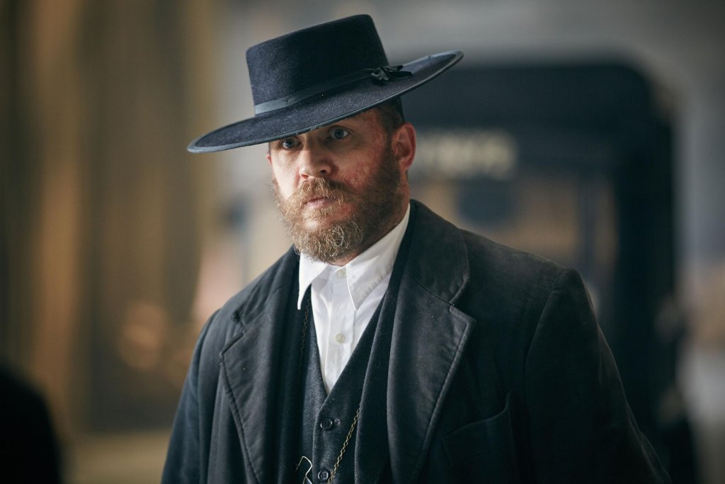 Том Харди като Алфи Соломонс в Peaky Blinders. Kъде препоръчваме да се гледа Том Харди? Навсякъде, където участва. Подсказка: в сериала Табу може да го видите полугол, а във филма Бронсън - чисто гол