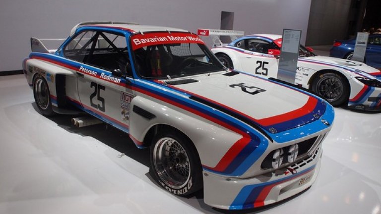 Историята продава 
През есента BMW ще представи във Франкфурт новата си 7 серия, а в Ню Йорк компанията заложи на спорта и богата на успехи състезателна история – в лицето на прекрасните CSL, Z4 GT3 и 2002ti. Впечатляващо.