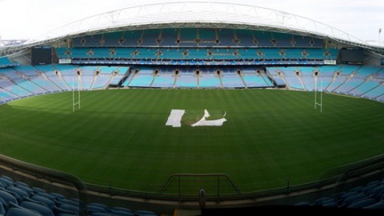 Само за ден от овално за австралийски футбол, игрището му става правоъгълно за ръгби или футбол.