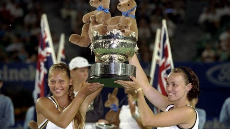 1999 - Курникова и Хингис вдигат трофея на двойки от Откритото първенство на Австралия