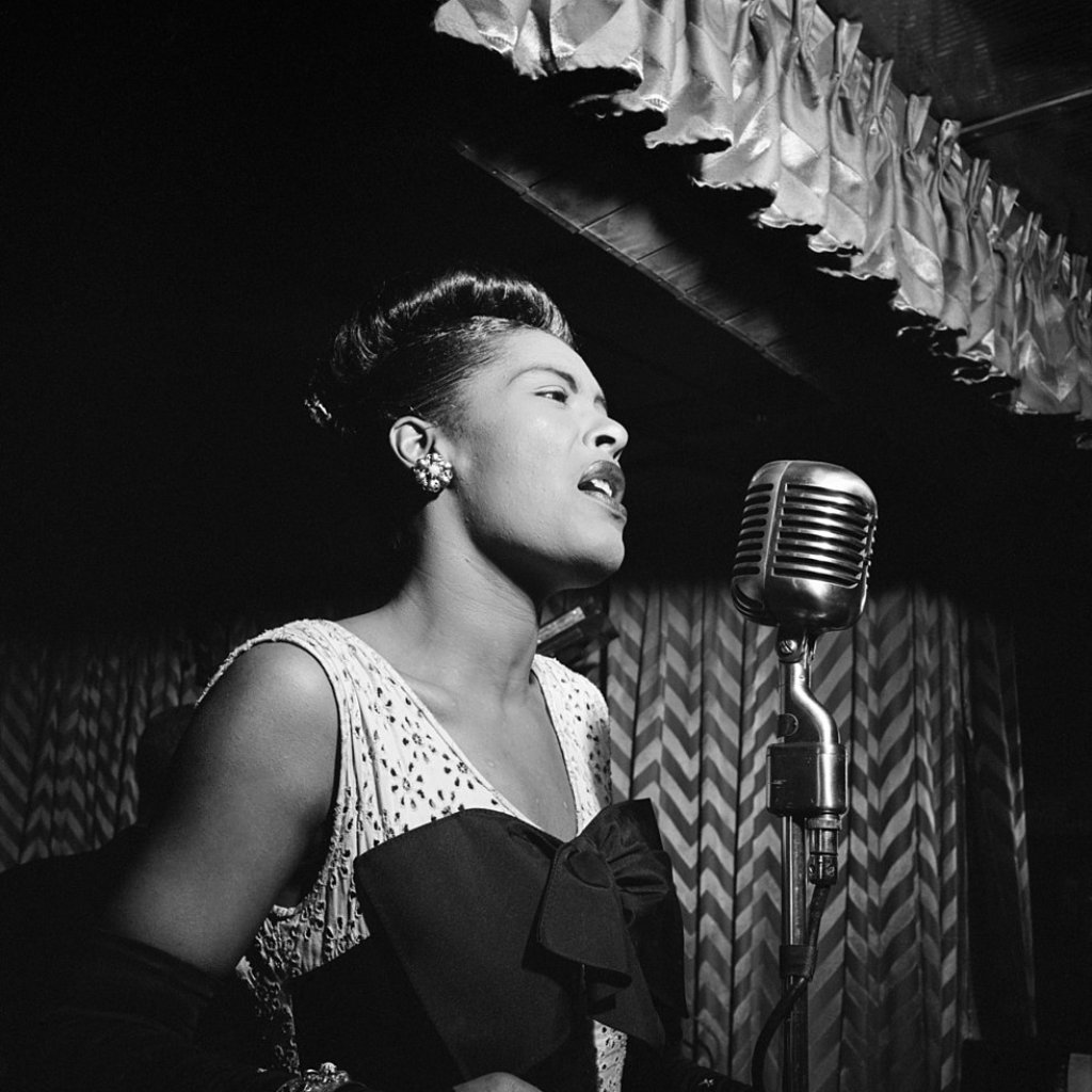 981px-Billie_Holiday,_Downbeat,_New_York,_N.Y.,_ca._Feb._1947_(William_P._Gottlieb_04251)