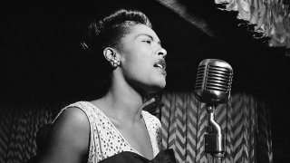 981px-Billie_Holiday,_Downbeat,_New_York,_N.Y.,_ca._Feb._1947_(William_P._Gottlieb_04251)