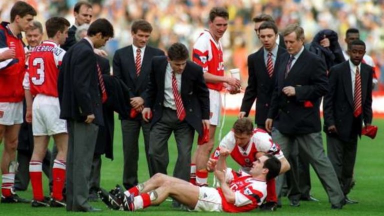 Стив Мороу: Пада от раменете на Тони Адамс
Стив Мороу отбелязва победния гол за Арсенал срещу Шефилд Уензди на финала на турнира за Купата на Лигата през 1993 г. След мача капитанът Тони Адамс го понася на раменете си, но го изпуска и Мороу чупи ключицата си.