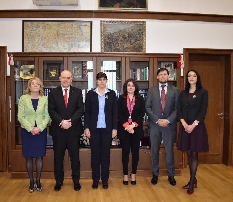 Лаура Кьовеши с бившия главен прокурор Иван Гешев и назначени от България европейски прокурори. Теодора Георгиева се намира точно до Лаура Кьовеши.