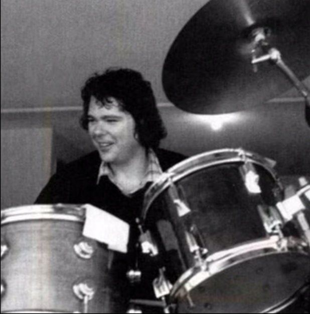 Джим Гордън, от Derek and the Dominos Поради недиагностицирана шизофрения, през 1983-та барабанистът убива своята майка със чук и нож