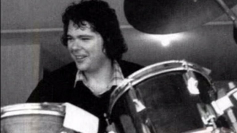 Джим Гордън, от Derek and the Dominos Поради недиагностицирана шизофрения, през 1983-та барабанистът убива своята майка със чук и нож