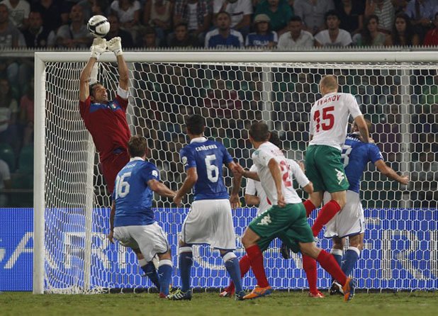 Джиджи се реваншира за лошата си вечер у нас, като спаси куп чисти положения и донесе на Италия 1:0 в Палермо във втория мач от миналите квалификации.