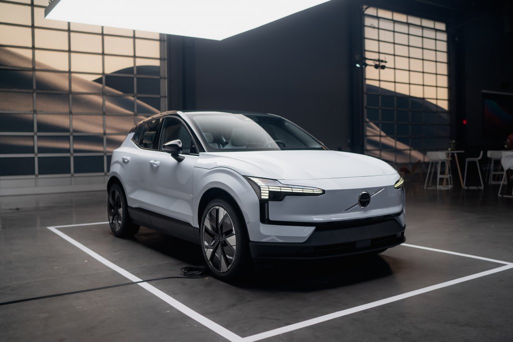 Volvo EX30
„Малък, но много мощен“ – с тези думи Volvo представи Volvo EX30 този август на изложението в Милано. Изцяло електрическият SUV е най-компактният модел на компанията в класа на кросоувърите и цената му ще започва от 34 500 долара. Пробегът с едно зареждане е около 440 километра.
Volvo гарантират, че не само самият автомобил не отделя вредни емисии, но и че проследяват въглеродния отпечатък по време на целия цикъл на производство. Обърнато е и специално внимание на сигурността, която се гарантира от обновения софтуер на Volvo за асистирано шофиране.