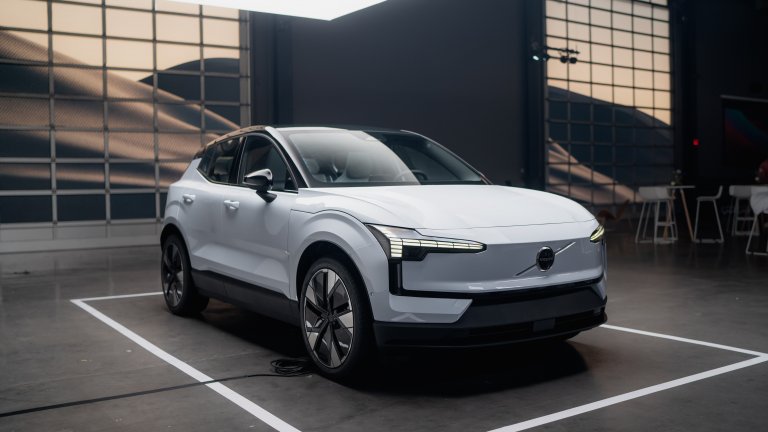 Volvo EX30
„Малък, но много мощен“ – с тези думи Volvo представи Volvo EX30 този август на изложението в Милано. Изцяло електрическият SUV е най-компактният модел на компанията в класа на кросоувърите и цената му ще започва от 34 500 долара. Пробегът с едно зареждане е около 440 километра.
Volvo гарантират, че не само самият автомобил не отделя вредни емисии, но и че проследяват въглеродния отпечатък по време на целия цикъл на производство. Обърнато е и специално внимание на сигурността, която се гарантира от обновения софтуер на Volvo за асистирано шофиране.