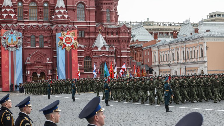Скромен и скучен: Парадът за Деня на победата в снимки