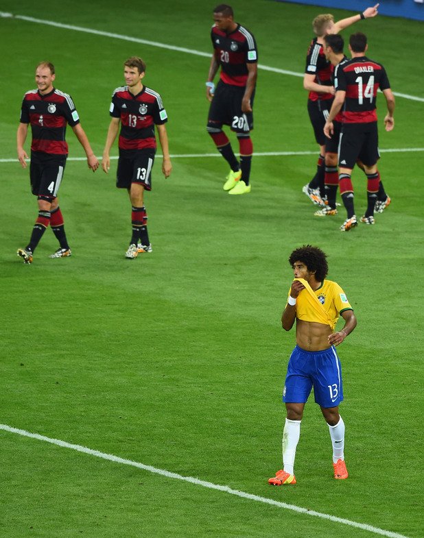 Бразилия - Германия 1:7 (Мондиал 2014)

Нищо по-различно от най-шокиращия резултат в историята на световните първенства. Бразилия имаше само една цел на домакинския Мондиал - световната титла. На полуфинала обаче Германия мина като валяк през амбициите на Селесао. Резултатът беше 5:0 още до 29-ата минута, а головете във вратата на Жулио Сезар падаха с все по-голяма лекота. Без контузената си звезда Неймар, бразилците нямаше как да реагират. Някак небрежно Андре Шюрле докара резултата до 7:0 след почивката, а почетният гол на Оскар не промени чувствително нещата. Бразилия потъна в сълзи, Германия окончателно се устреми към титлата.