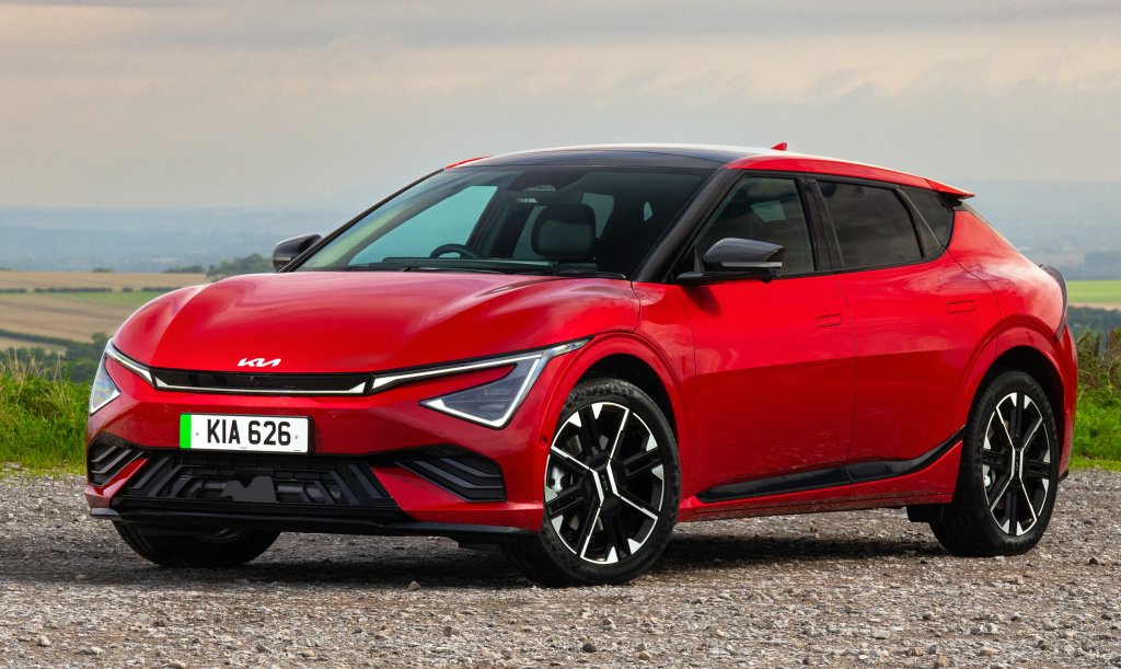 Kia EV6Тук пробегът от 480 километра се комбинира с практичност и пространство, достатъчно за много багаж за петчленно семейство. Зареждането от 10 до 80 процента се случва за 25 минути с кабел за ултрабърз заряд от 350 киловата.