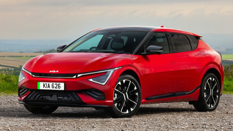 Kia EV6Тук пробегът от 480 километра се комбинира с практичност и пространство, достатъчно за много багаж за петчленно семейство. Зареждането от 10 до 80 процента се случва за 25 минути с кабел за ултрабърз заряд от 350 киловата.