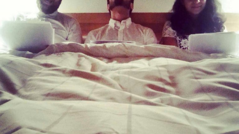 Трима актьори четат пиесата "Зазиданите" от Ясен Василев