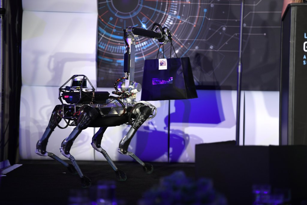 Куче-роботНяколко пъти Безос е пускал снимки в социалните мрежи, на които е придружен от куче-робот. То се казва Spot Mini и е дело на Boston Dynamics. Явно симпатичната машина е лично на предприемача, защото той говори за кучето като за собствен домашен любимец.